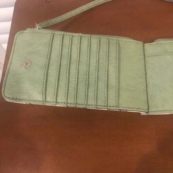 Black and white checkered wallet with a b on front - Picture 3 of 5